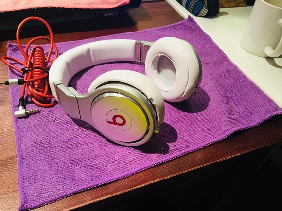 Beats pro white